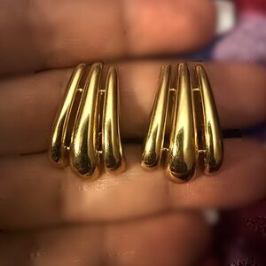 Vintage Sarah Coventry Gold Tone Clip On Earrings